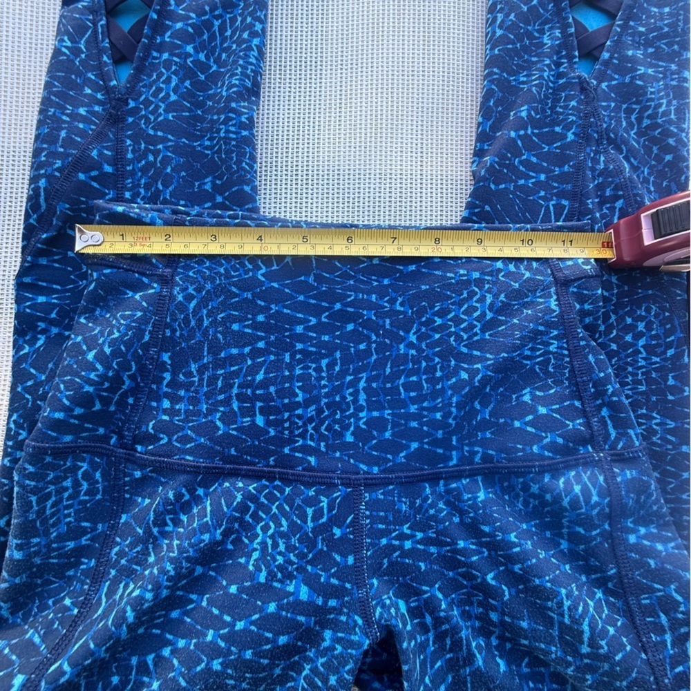 Lululemon Athletica Women’s size4 Blue Patterned Leggings with Crisscross Detai - Picture 2 of 8